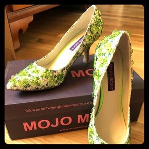 MoJo Moxie -floral pumps w kitten heel